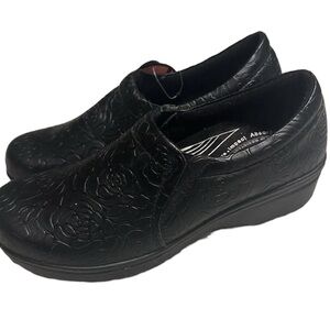 Easy Street Laurie Black Floral Clogs, Size 6 1/2 Wide